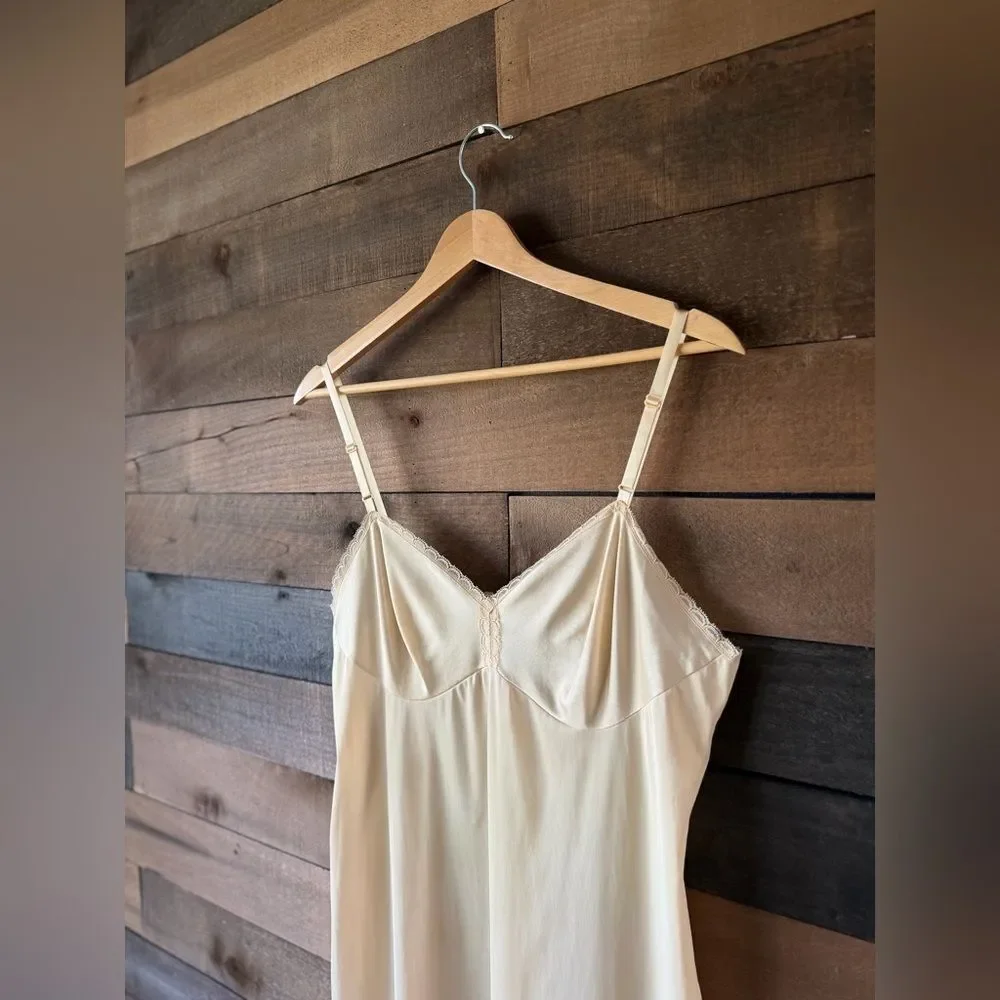 Vintage Vanity Fair Beige Lace Trim Nylon Slip Nightgown USA - Picture 6 of 12